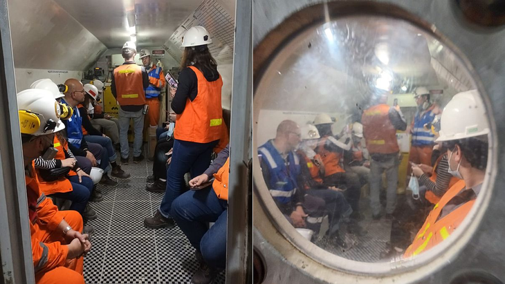 Dentro del refugio minero todos permanecen sentados. Adentro, hay un equipo de aire acondicionado y una unidad depuradora de aire (amarilla), que permite respirar oxígeno. 