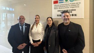Walter Nupieri, de la Unión Industrial de Merlo; la diputada Roxana Monzón; representantes de China y el intendente Gustavo Menéndez, durante la inauguración de la nueva oficina que impulsará acuerdos bilaterales Walter Nupieri, de la Unión Industrial de Merlo; la diputada Roxana Monzón; representantes de China y el intendente Gustavo Menéndez, durante la inauguración de la nueva oficina que impulsará acuerdos bilaterales
