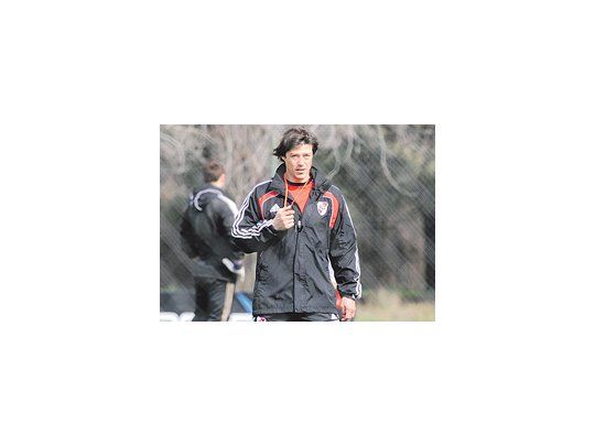 Matías Almeyda quiere seguir contando con Trezeguet después de diciembre; parece que Passarella también.