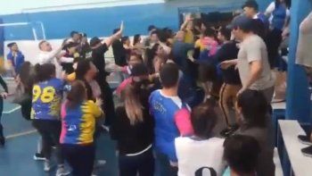 batalla campal en avellaneda: dos equipos de futbol femenino se trenzaron a golpes y hubo heridos