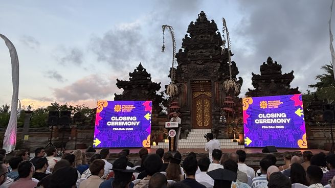 Unos 150 programadores, tecnólogos, emprendedores y líderes de todo el mundo asistieron a la ceremonia de cierre del encuentro Governance For New Leadership en un templo tradicional de Bali, Indonesia.