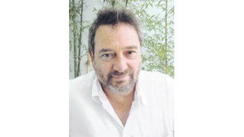 Guebel: “¿Qué son estas historias? Es un poco indecible. No son artículos periodísticos, pero podrían publicarse de ese modo. ¿Son biografías? No, como biografías son un poquito breves. Algunos sí son cuentos”.