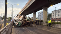 Así quedó el tráiler tras el impacto en avenida Oceanía.