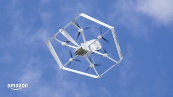 Amazon ahora entrega paquetes a través del aire con drones.
