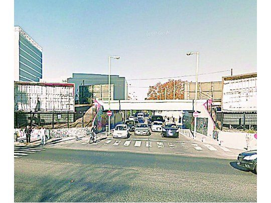 Tierra de nadie. A la joven la interceptaron en el puente que cruza Soler en su intersección con Juan B. Justo. Vecinos denuncian ola de robos en esa zona.