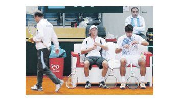 Nalbandian en un parate del entrenamiento junto con Schwank. El cordobés resaltó la importancia de la Davis en su calendario.
