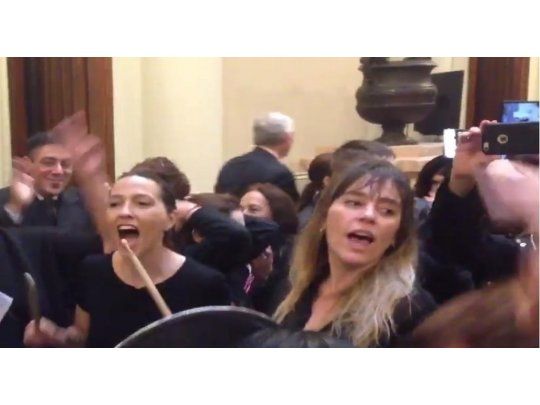 Mayra Mendoza y Juliana Di Tullio del FPV encabezaron el paro de mujeres en Diputados.