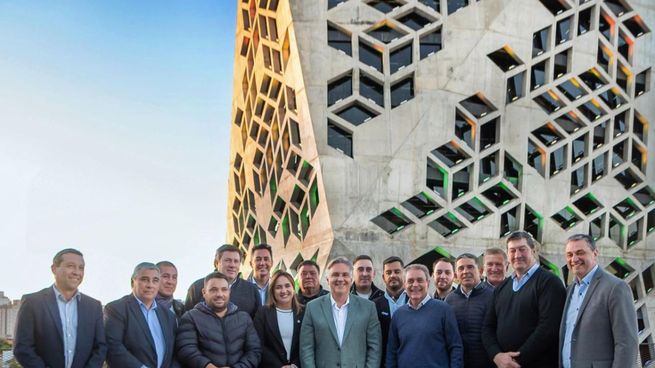 Martín Llaryora, junto a los intendentes que se suman al oficialismo de Córdoba.