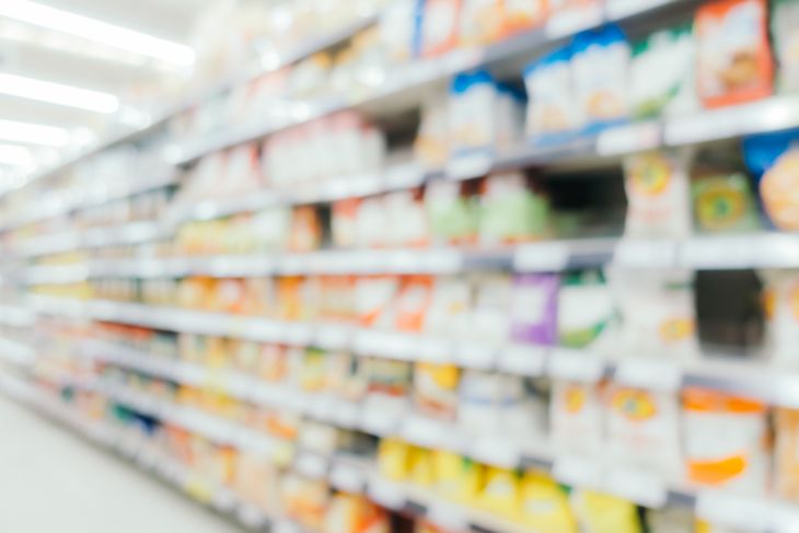 Una familia que consume dos litros de leche por día puede gastar casi un tercio de un salario mínimo solo en este alimento.