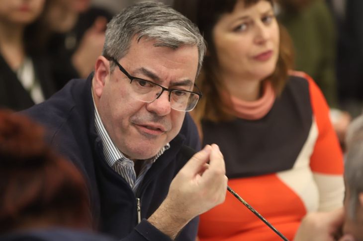 Martínez le solicitó a Espert, sin éxito, que el proyecto oficialista sea girado a la OPC. Martínez le solicitó a Espert, sin éxito, que el proyecto oficialista sea girado a la OPC.