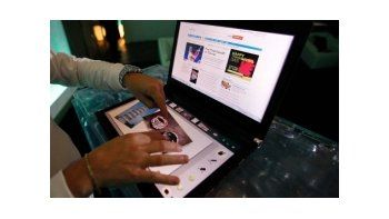 ACER presentó una portátiles con dos pantallas táctiles.