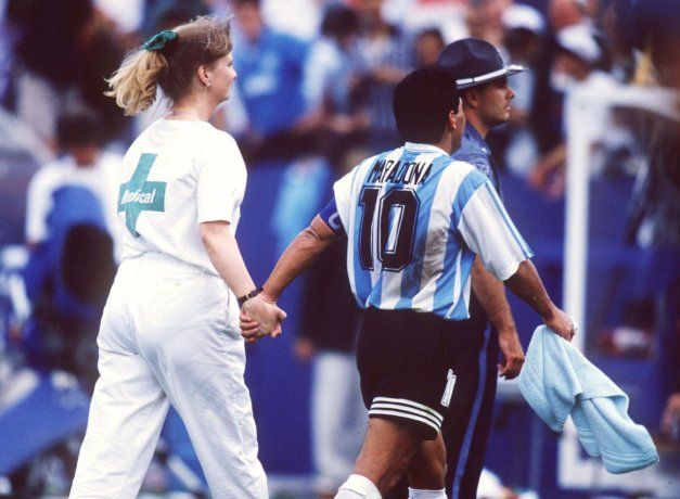 Diego Maradona saliendo del campo de la mano con la asistente médica designada por FIFA, Sue Ellen Carpenter. La enfermera lo acompañó a pedido del docor del selecciando Roberto Peidró al control antidóping. Fue el principio del fin.