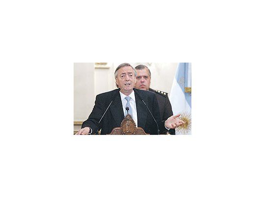 Néstor Kirchner usó ayer la Casa Rosada para hacer campaña en favor de su esposa, deviaje por Alemania. Sin mencionarlo, criticó la doble candidatura de Ricardo López Murphy,quien le respondió en duros términos.