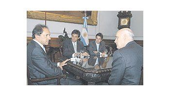 Daniel Sciolicon RaymondBracy, vicepresidentedeWal-MartInternational(derecha), y elCEO local,EzequielGómezBerard. El altoejecutivoprometió másinversiones enel país.