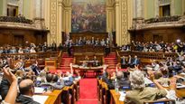 El límite actual de 164.000 dólares por transacción en efectivo podría caer a menos de un tercio si prospera la iniciativa.