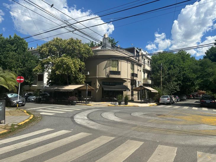 El bar Rayuela, en Artigas 3199, otro refugio del micro barrio ubicado en Agronomía. Esta imagen resumen el espíritu del lugar con el escudo del Club Comunicaciones en la calle, otro ícono de la zona (Foto: San Román Propiedades) El bar Rayuela, en Artigas 3199, otro refugio del micro barrio ubicado en Agronomía. Esta imagen resumen el espíritu del lugar con el escudo del Club Comunicaciones en la calle, otro ícono de la zona (Foto: San Román Propiedades)