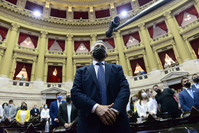 Asumieron cuatro diputados nacionales mientras se debate etiquetado frontal.
