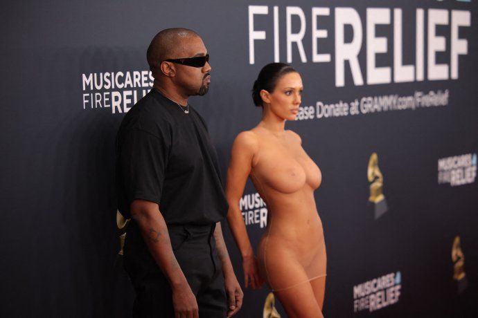  Bianca Censori y Kanye West en la alfombra roja de los Grammy 2025