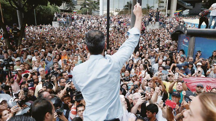 Opposition and pro-government marches increase political and social tension in the country. Opposition and pro-government marches increase political and social tension in the country.