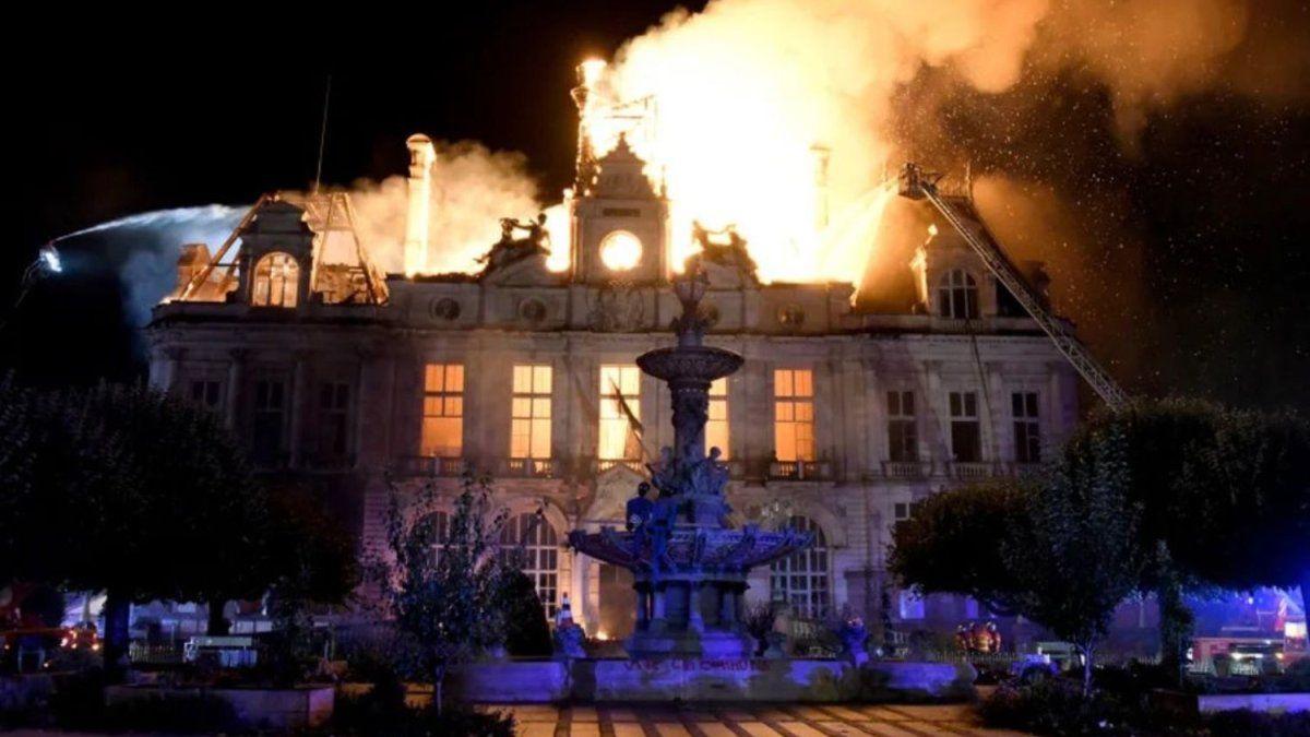 Francia, al borde del estallido: calles arrasadas, edificios incendiados y más de 1.800 detenidos en una nueva jornada de protestas
