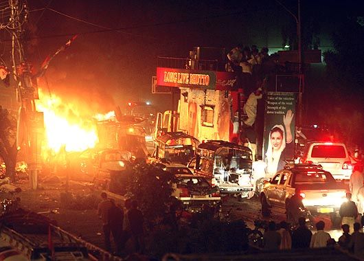 Pakistán: atentado contra Bhutto dejó al menos 123 muertos y más 375 heridos (foto 1)