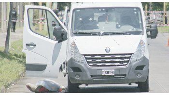 Muerto. La camioneta recibió unos 20 balazos, uno de los cuales impactó en la cabeza del empresario, que falleció.