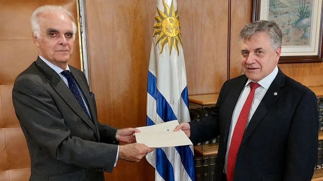 El gobierno argentino anunció que unificará la Embajada en Uruguay con la representación ante el Mercosur y Aladi.