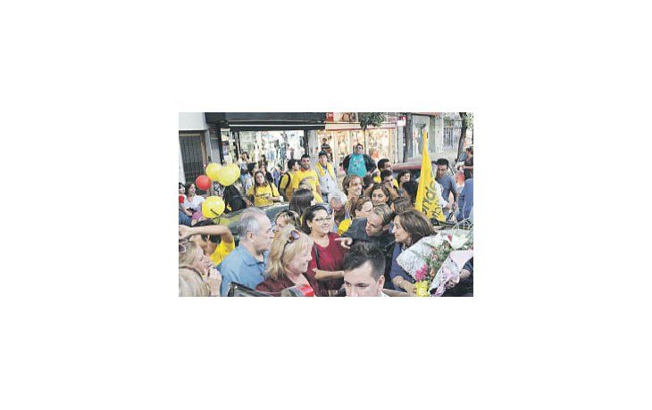 ámbito.com | Gabriela Michetti, ayer, en una recorrida en caravana de automóviles por los barrios del sur porteño, actividad que comenzó esta semana a modo de cierre de su campaña como precandidata a la Jefatura de Gobierno.