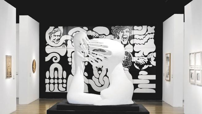 ingreso. Las figuras blancas de María Martins y “Rompecabezas”, de Jorge de la Vega, reciben al visitante.