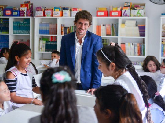Juan Andreotti, intendente de San Fernando, ayudando a alumnos durante el inicio del ciclo lectivo 2020.