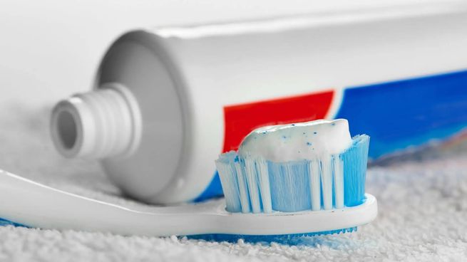 La ANMAT prohibió la pasta dental Colgate Total Clean Mint en todo el país tras miles de reportes por irritación y lesiones en Brasil.