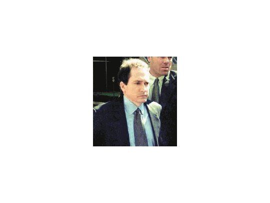 Scott Sullivan, ex presidente financiero del gigante telefónico WorldCom, al ser conducido ayer a prisión. El gobierno de George W. Bush ha prometido una fuerte ofensiva contra los fraudes en las grandes corporaciones norteamericanas.