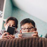 Casi el 80% de los niños de 10 y 11 años ya tiene presencia en redes sociales, pese a las restricciones de edad. Casi el 80% de los niños de 10 y 11 años ya tiene presencia en redes sociales, pese a las restricciones de edad.