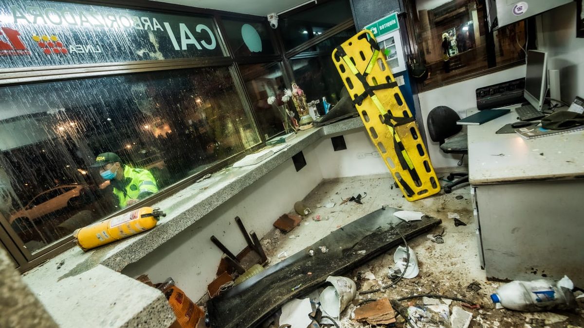 one child killed and 18 injured in an attack with explosives against the police