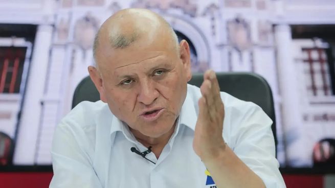 El candidato presidencial peruano Napoleón Becerra murió a los 67 años tras un accidente de tránsito cuando viajaba a un acto de campaña en el sur del país.