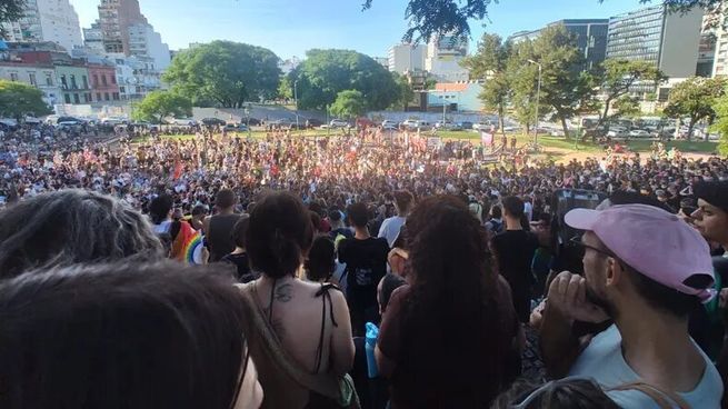 Masiva participación de la comunidad LGBT en la marcha porteña en Parque Lezama.