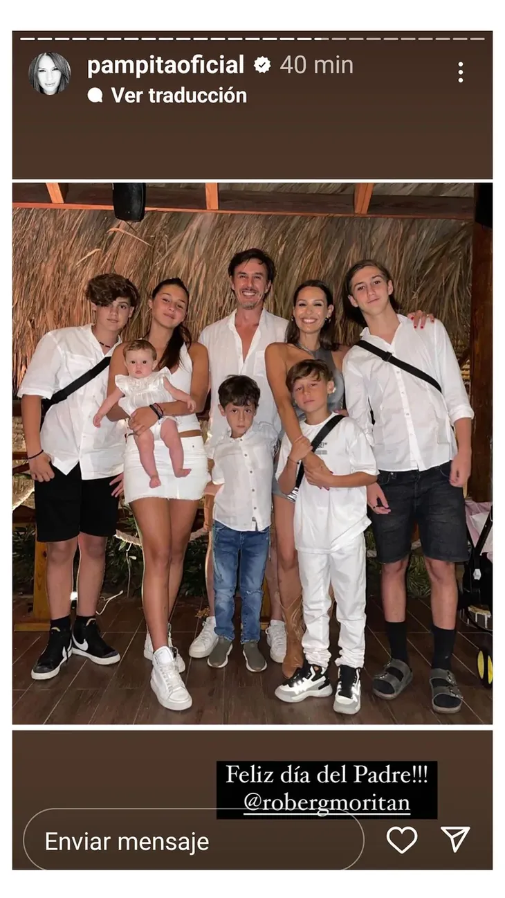 Pampita junto a garcía Moritan y la familia ensamblada que formaron. 