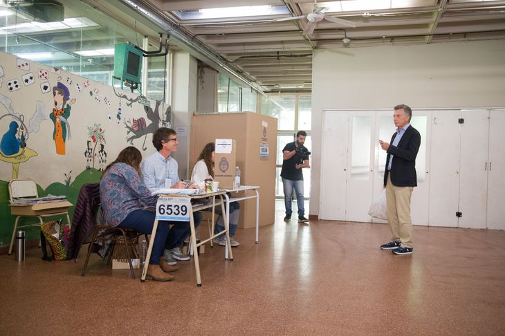 El ex presidente se "coló" en la fila para votar. El ex presidente se "coló" en la fila para votar.