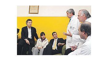 ámbito.com | Mauricio Macri, ayer con médicos del Hospital Elizalde, donde presentó un plan de salud quecontempla la reducción del tiempo de espera para operaciones quirúrgicas.