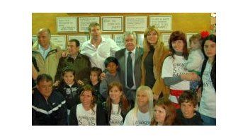 ámbito.com | El delantero Martín Palermo junto al presidente de Boca Jorge Ameal, el técnico Claudio Borghi, la conductora Teté Coustarot y miembros de Fundación SOS infantil luego de inaugural el mural realizado por 250 chicos.