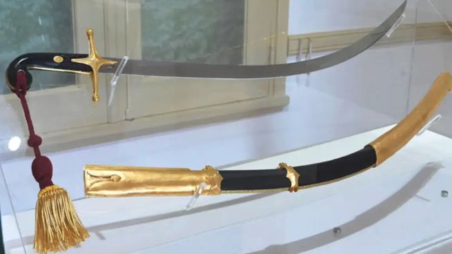 El sable corvo de José de San Martín permanece exhibido en el Museo Histórico Nacional mientras la Justicia analiza el pedido de no innovar.