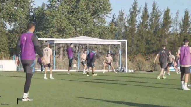 Gol de Chiqui Tapia en la práctica de la Selección