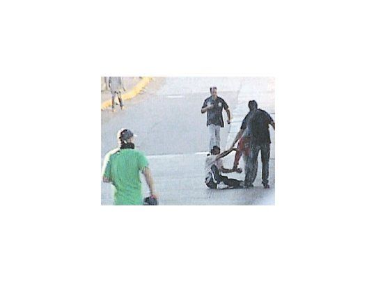 El hombre que intentó atravesar la manifestación con su moto fue arrojado del puente. Es discapacitado e iba con su novia embarazada.