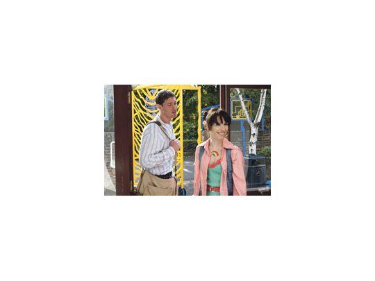 Sally Hawkins, la deliciosa protagonista de «La felicidad trae suerte», agradable cambio de todo del director de «Secretos y mentiras», como para salir sonriendo del cine.