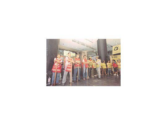 Los piqueteros abandonarán hoy la sede del Ministerio de Trabajo en oportunidad de la marcha a la que convocaron varios grupos al Congreso para pedir la derogación de la reforma laboral.