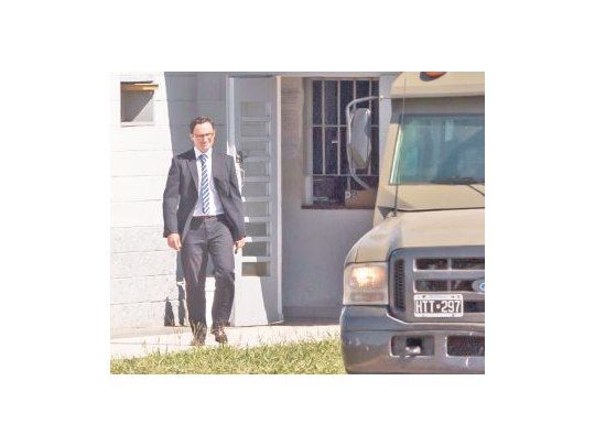 El titular de la fiscalía de Brandsen, Mariano Sibuet, visitó ayer el penal de Ezeiza para indagar a los detenidos por el ataque  a los gendarmes en la localidad bonaerense de Ranchos. Se acercó hasta allí por razones de seguridad, aunque salió sin poder  tomar declaraciones.