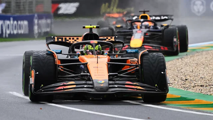 McLaren logró posicionar a sus pilotos en los primeros lugares, con Norris liderando y Oscar Piastri en segundo lugar, hasta que un error del australiano permitió que Verstappen se acercara peligrosamente. McLaren logró posicionar a sus pilotos en los primeros lugares, con Norris liderando y Oscar Piastri en segundo lugar, hasta que un error del australiano permitió que Verstappen se acercara peligrosamente.