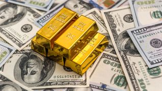 Aunque el oro suele ser considerado una cobertura frente a la inflación, pierde atractivo en contextos de tasas elevadas porque no ofrece rendimiento. Aunque el oro suele ser considerado una cobertura frente a la inflación, pierde atractivo en contextos de tasas elevadas porque no ofrece rendimiento.
