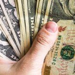 Los dólares prolongan la calma de la semana pasada. Los dólares prolongan la calma de la semana pasada.