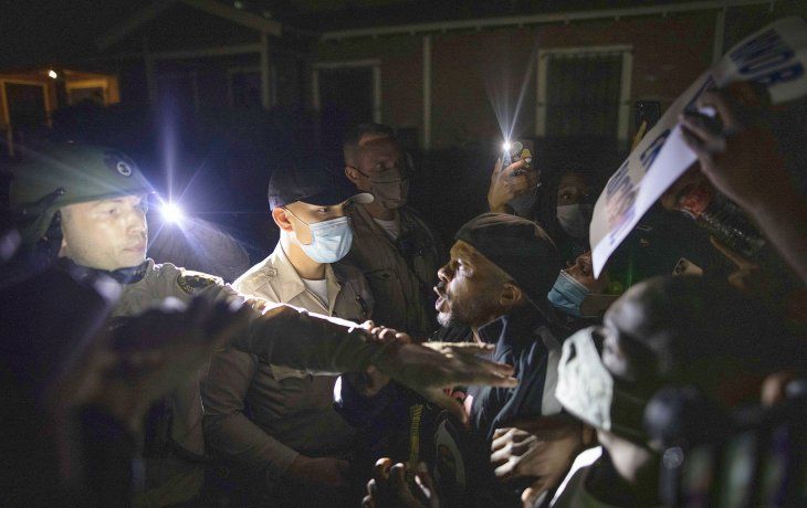 Un centenar de personas protest&oacute; frente al departamento de la polic&iacute;a en Los Angeles.